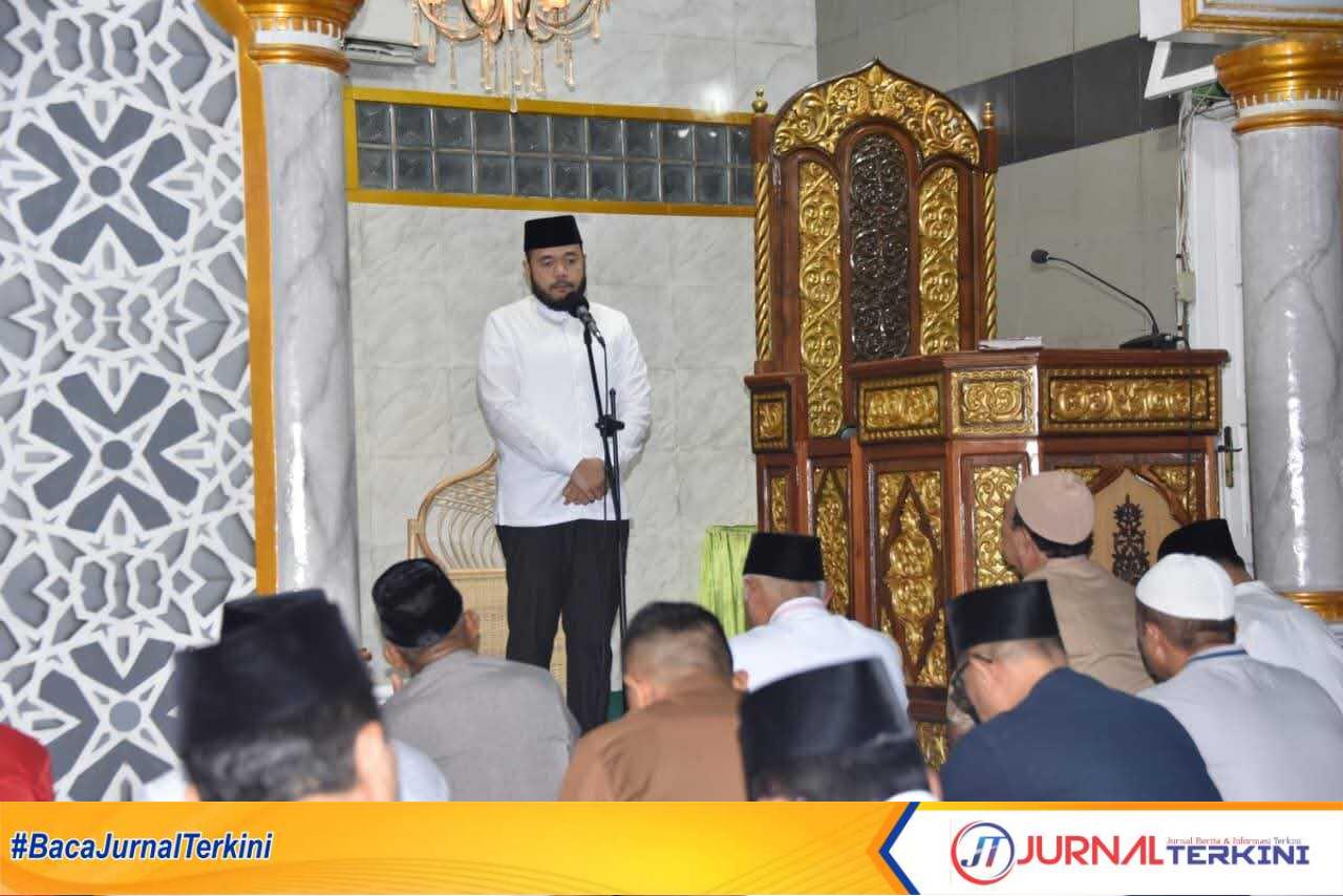 Fadly Amran pada saat mendampingi Gubernur Sumbar, Mahyeldi pada kegiatan Subuh Mubarak dan Doa Bersama untuk Keselamatan Bangsa di Masjid Jamiatul Huda, Padang, Senin (1/9/2025). (Foto Kominfo Padang).