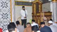 Fadly Amran pada saat mendampingi Gubernur Sumbar, Mahyeldi pada kegiatan Subuh Mubarak dan Doa Bersama untuk Keselamatan Bangsa di Masjid Jamiatul Huda, Padang, Senin (1/9/2025). (Foto Kominfo Padang).