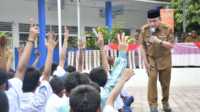 Wawako Maigus Nasir melaunching MBG di SMPN 40 Padang. (Foto Kominfo Padang).