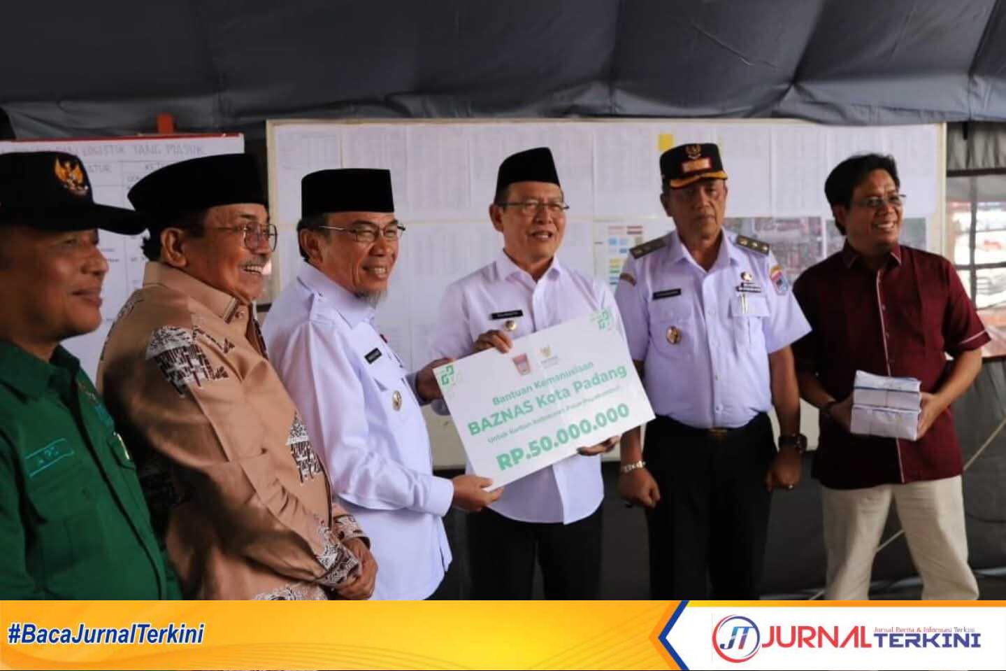 Wawako Maigus Nasir saat menyerahkan bantuan untuk pasar kota Payakumbuh pasca kebakaran. (Dok ist).