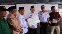 Wawako Maigus Nasir saat menyerahkan bantuan untuk pasar kota Payakumbuh pasca kebakaran. (Dok ist).