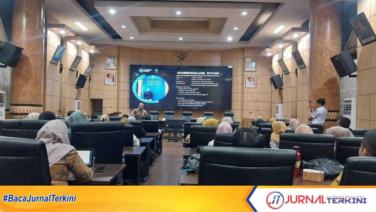 Diskominfo gelar workshop kewaspadaan dan penanganan insiden siber insiden phising bagi guru TIK SMP se-Kota Padang. (Foto Kominfo Padang).