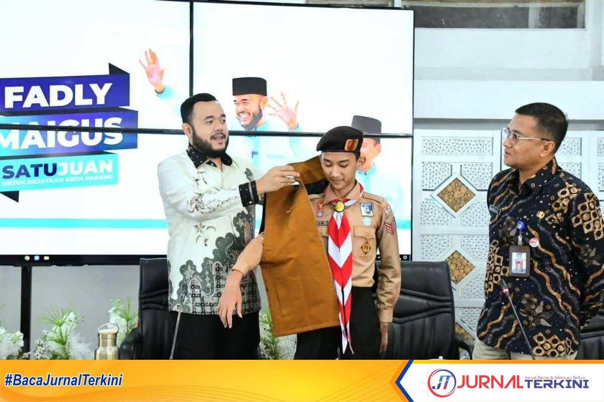 Fadly Amran saat melepas keberangkatan Kontingen WMSJ Kota Padang untuk ikuti ajang WMSJ 2025 di Buperta, Jaktim. (Dok ist).