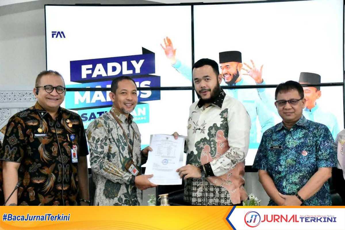 FB_IMG_1756989660664 Wali Kota Padang, Fadly Amran saat menerima Tim BPK RI Perwakilan Sumbar, Kamis (4/9/2025). (Foto Kominfo Padang).