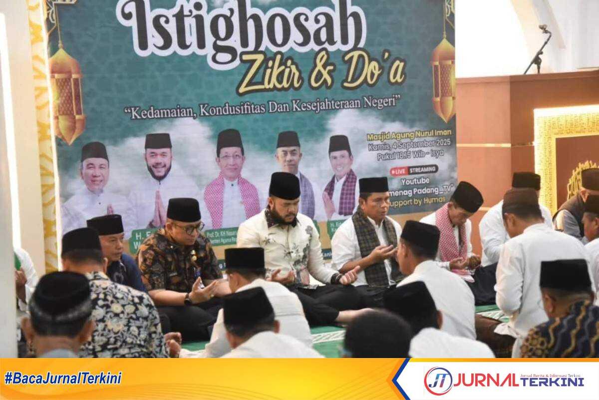 Wali Kota Padang Fadly Amran saat menghadiri dzikir dan doa bersama di Masjid Agung Nurul Iman. (Dok ist).