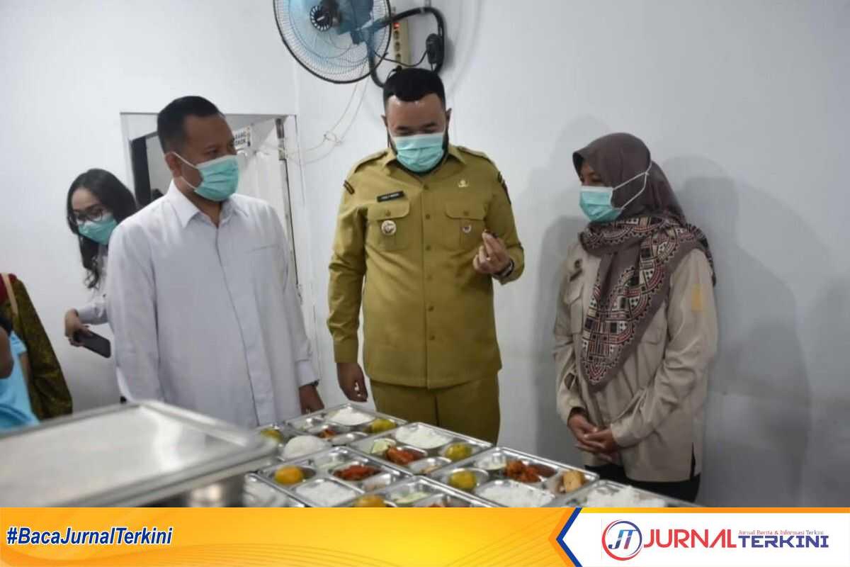 Wako Fadly Amran saat meninjau Dapur MBG di Kecamatan Lubeg, Senin (8/9/2025). (Dok ist).