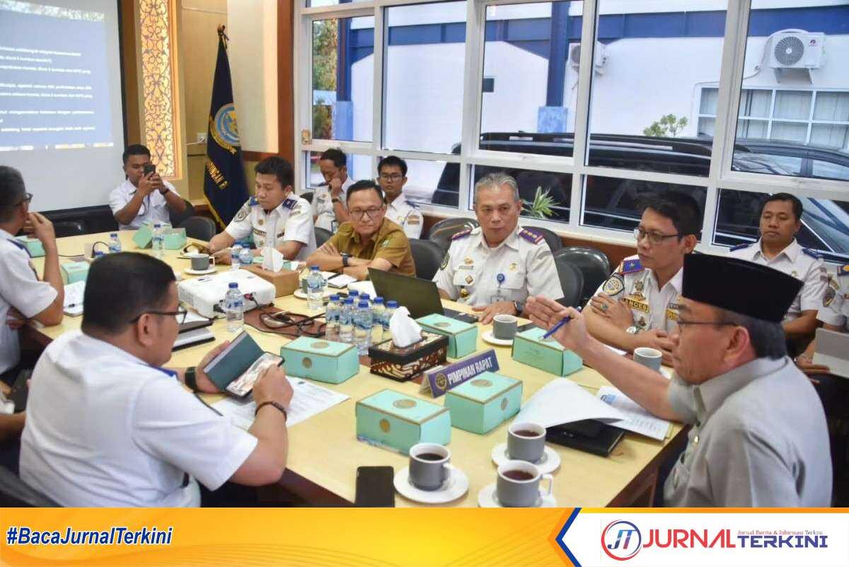 Wawako Padang Maigus Nasir di dampingi Kadishub Padang, Ances Kurniawan saat Rakor peningkatan penanganan perlintasan sebidang kereta api. (Dok ist).