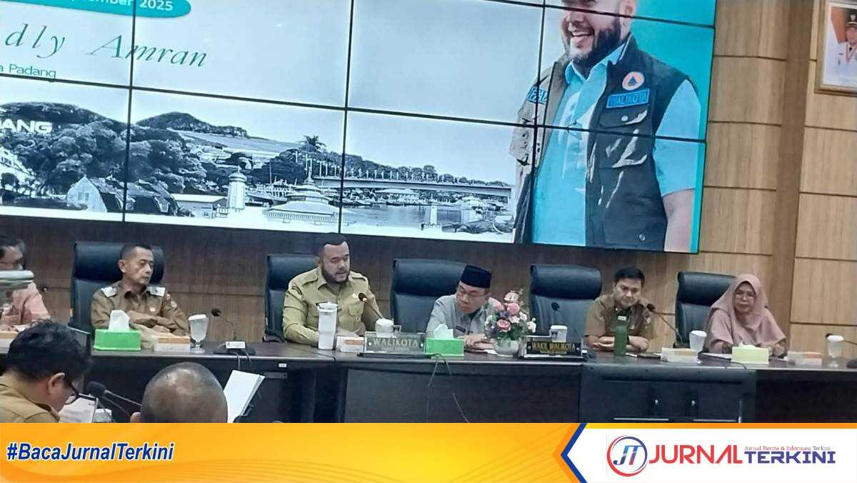 Wako Fadly Amran Rapat bersama Tim Koordinasi Penanggulangan Kemiskinan Kota Padang. (Foto Kominfo Padang).