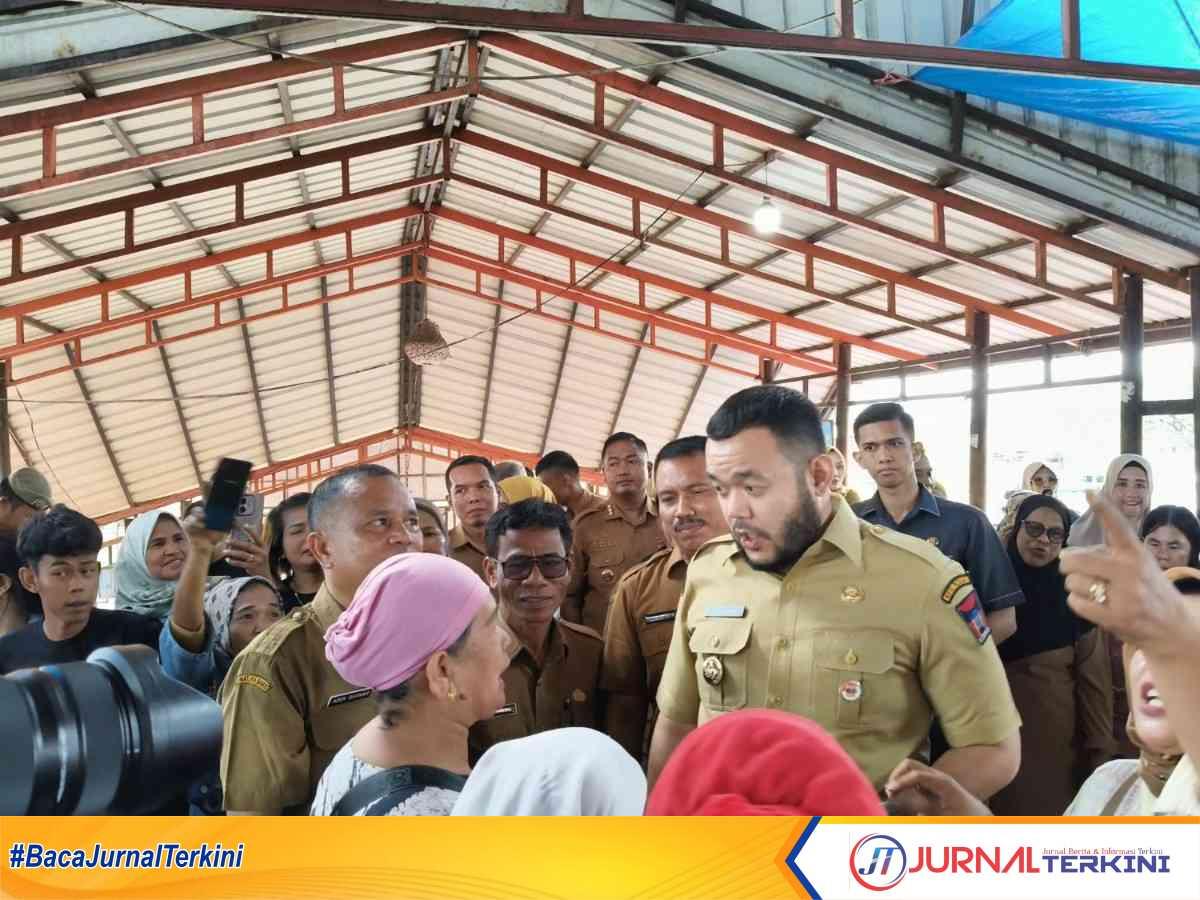 Menteri Pertanian, Andi Amran Sulaiman saat meninjau penyaluran Beras SPHP di Pasar Lubuk Buaya, Padang pada Selasa (16/09/2025). (Foto Kominfo Padang).