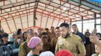 Menteri Pertanian, Andi Amran Sulaiman saat meninjau penyaluran Beras SPHP di Pasar Lubuk Buaya, Padang pada Selasa (16/09/2025). (Foto Kominfo Padang).