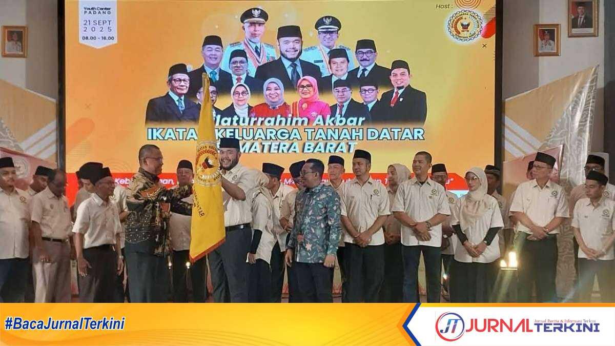 Pengurus IKTD Sumbar 2025-2029 resmi dilantik di Gedung Bagindo Aziz Chan Youth Center, Minggu (21/9/2025). (Foto Kominfo Padang).