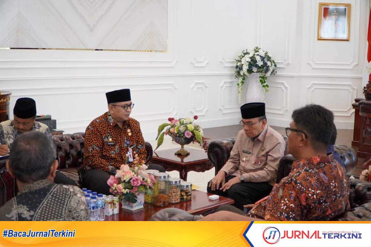 Rapat persiapan Raimuna daerah Sumbar di ruang kerja Wawako Padang, Kamis (25/09/2025). (Dok istimewa).
