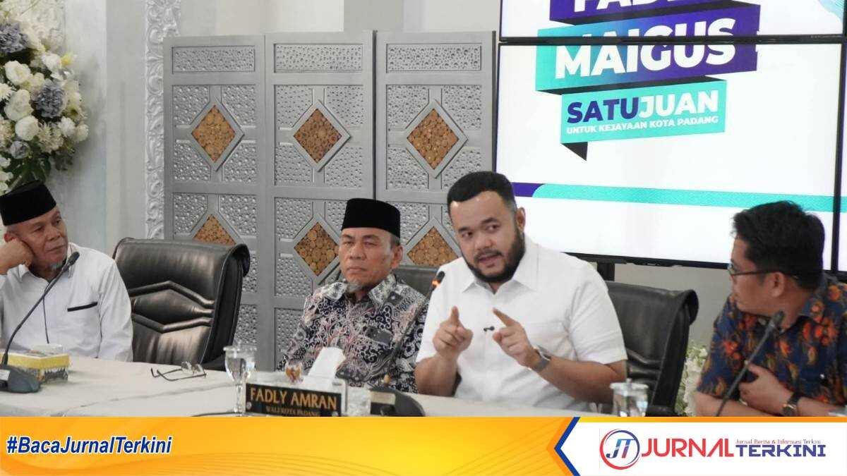 Fadly Amran saat memimpin rapat implementasi Progul Kota Padang di Kediaman Resmi Wali Kota, Rabu (24/9/2025). (Foto Kominfo Padang).