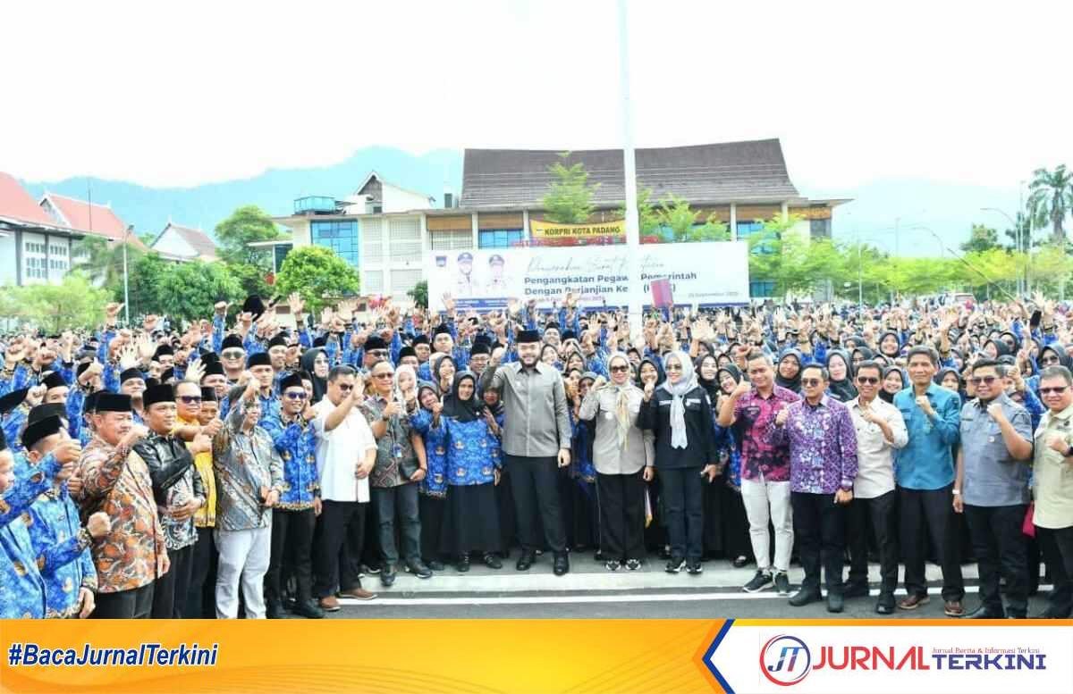Pemko Padang serahkan SK PPPK angkatan ke 2 di Lapangan Apeksi, Kamis (25/09/2025). (Foto Kominfo Padang).