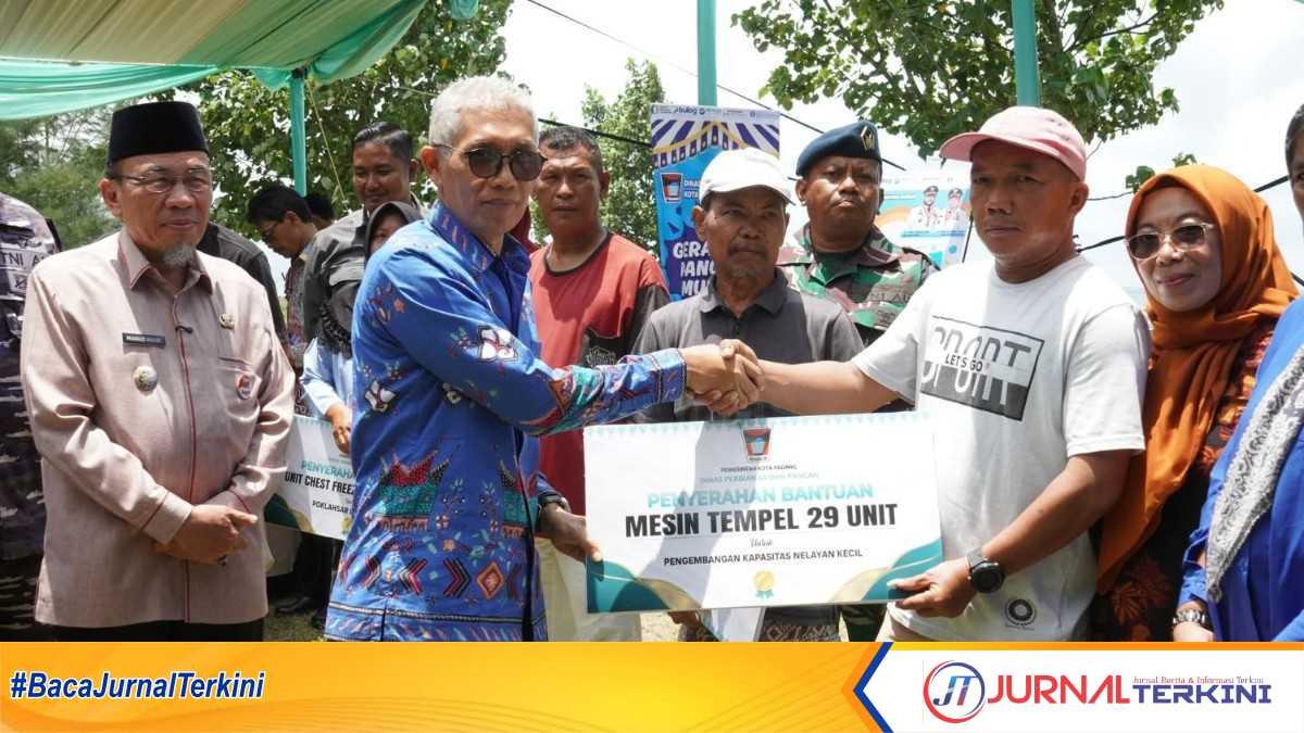 FB_IMG_1758804643794 Pemko Padang serahkan bantuan sarana prasarana usaha perikanan, Kamis (25/09/2025). (Foto Kominfo Padang).