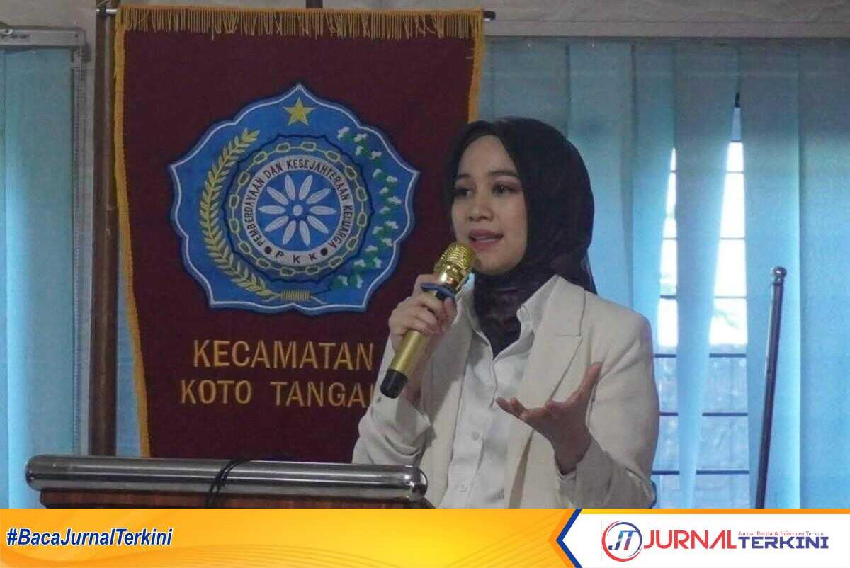 Ketua TP-PKK Kota Padang, Dian Puspita Fadly Amran saat tinjau Imunisasi di Kecamatan Kota Tangah. (Foto Kominfo Padang).