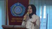 Ketua TP-PKK Kota Padang, Dian Puspita Fadly Amran saat tinjau Imunisasi di Kecamatan Kota Tangah. (Foto Kominfo Padang).