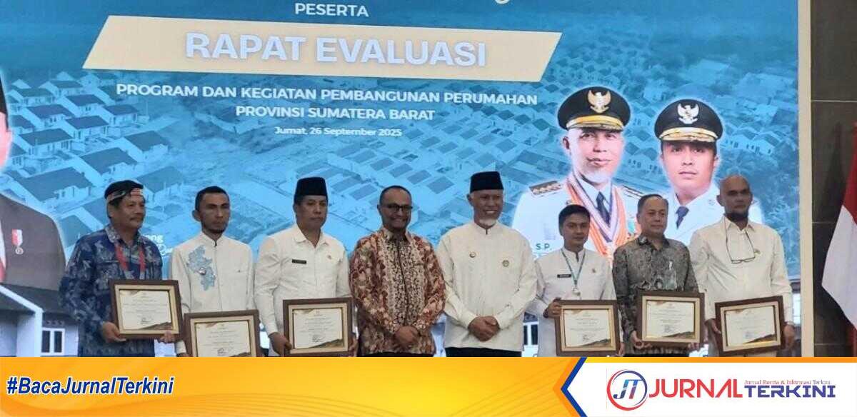 Asisten II Bidang Perekonomian dan Pembangunan Setda Kota Padang, Didi Aryadi, saat menerima penghargaan PBG dari KemenPKP. (Foto Kominfo Padang).