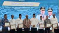 Asisten II Bidang Perekonomian dan Pembangunan Setda Kota Padang, Didi Aryadi, saat menerima penghargaan PBG dari KemenPKP. (Foto Kominfo Padang).
