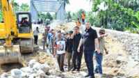Walikota Padang, Fadly Amran saat meninjau Pembangunan Orbit Jembatan di Kecamatan Koto Tangah, Padang. (Kominfo Padang).