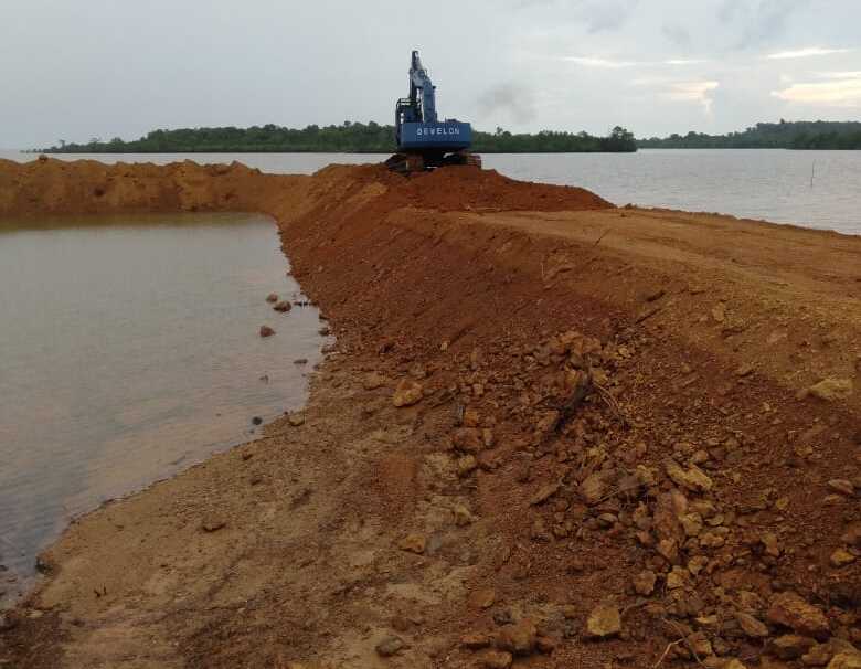 Aktivitas reklamasi perusahaan galangan kapal PT MDP di pesisir Durai, Kecamatan Durai, Kabupaten Karimun, Kepulauan Riau (Dokumentasi pribadi)