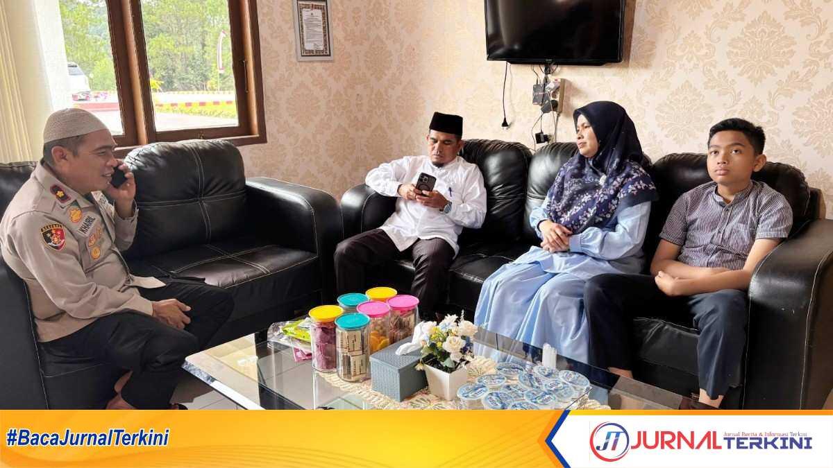 Wabup Solok Bersama Istri saat Lakukan Pengurusan SIM di Polres Arosuka (dok ist).