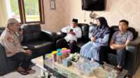 Wabup Solok Bersama Istri saat Lakukan Pengurusan SIM di Polres Arosuka (dok ist).