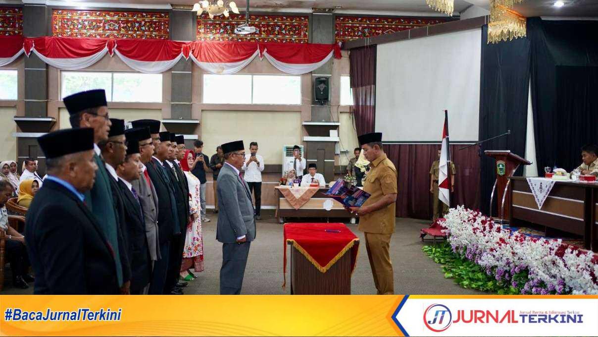 IMG-20250811-WA0051 Bupati Solok saat mengukuhkan Dewan Pendidikan Kabupaten Solok Periode 2025–2030 (dok ist).
