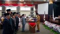 Bupati Solok saat mengukuhkan Dewan Pendidikan Kabupaten Solok Periode 2025–2030 (dok ist).