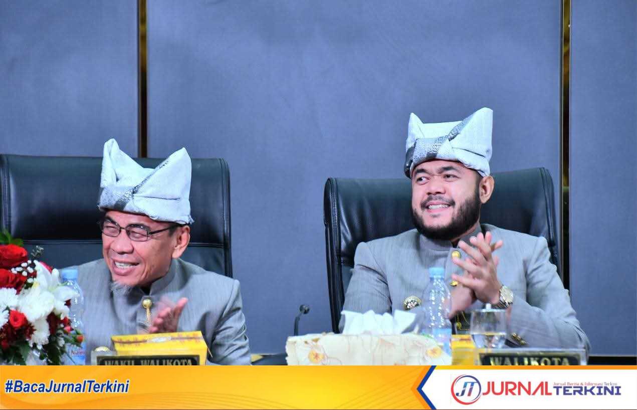 Walikota dan Wakil Walikota Padang saat Rapat Paripurna Istimewa dalam rangka HJK Padang ke-356 digelar DPRD Kota Padang, Kamis (7/8/2025). (Foto Kominfo Padang).