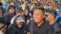 Momen ketika Wagub Sumbar berbaur dengan pendemo, Senin (1/9/2925). (Foto Adpim Sumbar).