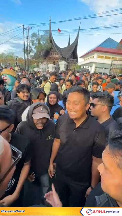 Momen ketika Wagub Sumbar berbaur dengan pendemo, Senin (1/9/2925). (Foto Adpim Sumbar).