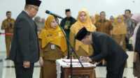 Sekdaprov Sumbar), Arry Yuswandi Lantik 53 Pejabat Administrator dan Pengawas. (Foto Adpim Sumbar).
