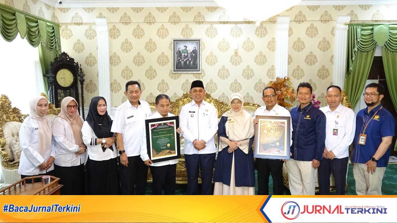 Ket Foto: bupati Inhil H Herman saat menerima penghargaan dari oleh Kementerian Keuangan Republik Indonesia melalui Direktorat Jenderal Kekayaan Negara (DJKN), Kantor Wilayah DJKN Riau, Sumatera Barat, dan Kepulauan Riau, serta Kantor Pelayanan Kekayaan Negara dan Lelang (KPKNL) Pekanbaru