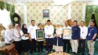 IMG-20250903-WA0058 Ket Foto: bupati Inhil H Herman saat menerima penghargaan dari oleh Kementerian Keuangan Republik Indonesia melalui Direktorat Jenderal Kekayaan Negara (DJKN), Kantor Wilayah DJKN Riau, Sumatera Barat, dan Kepulauan Riau, serta Kantor Pelayanan Kekayaan Negara dan Lelang (KPKNL) Pekanbaru
