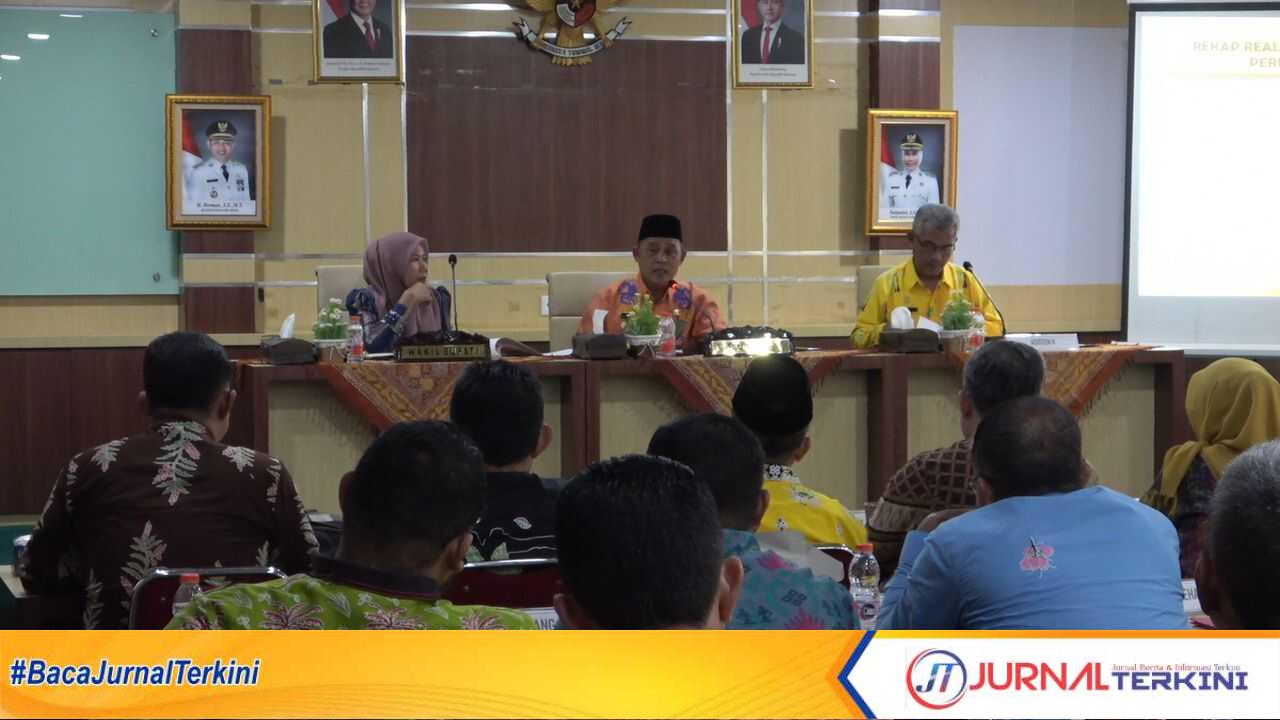 Ket Foto: Bupati Inhil H Herman bersama Wakil Bupati Inhil Yuliantini menghadiri rapat evaluasi fisik dan keuangan bersama Seluruh kepala OPD dilingkungan Pemkab Inhil