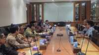 Dirjen Perimbangan Keuangan Kemenkeu, Askolani saat berdialog dengan Gubernur Mahyeldi, Kamis (4/9/2025) (Foto Adpim Sumbar).