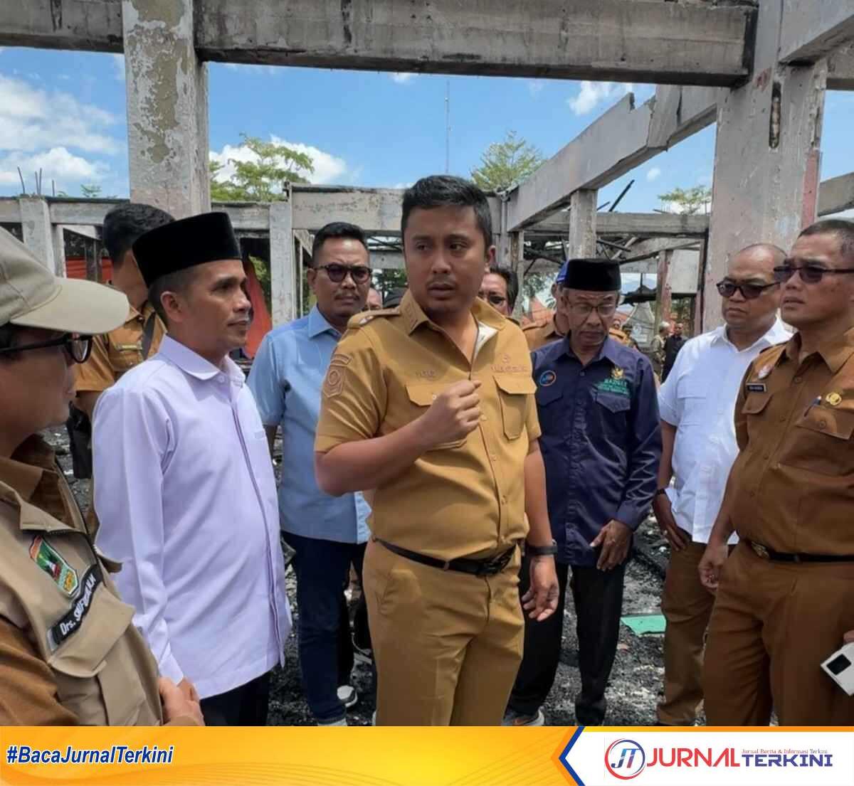 IMG-20250908-WA0009 Wagub Vasco Ruseime saat meninjau Pasar Payakumbuh pasca Kebakaran, Senin (8/9/2025). (Foto Adpim Sumbar).