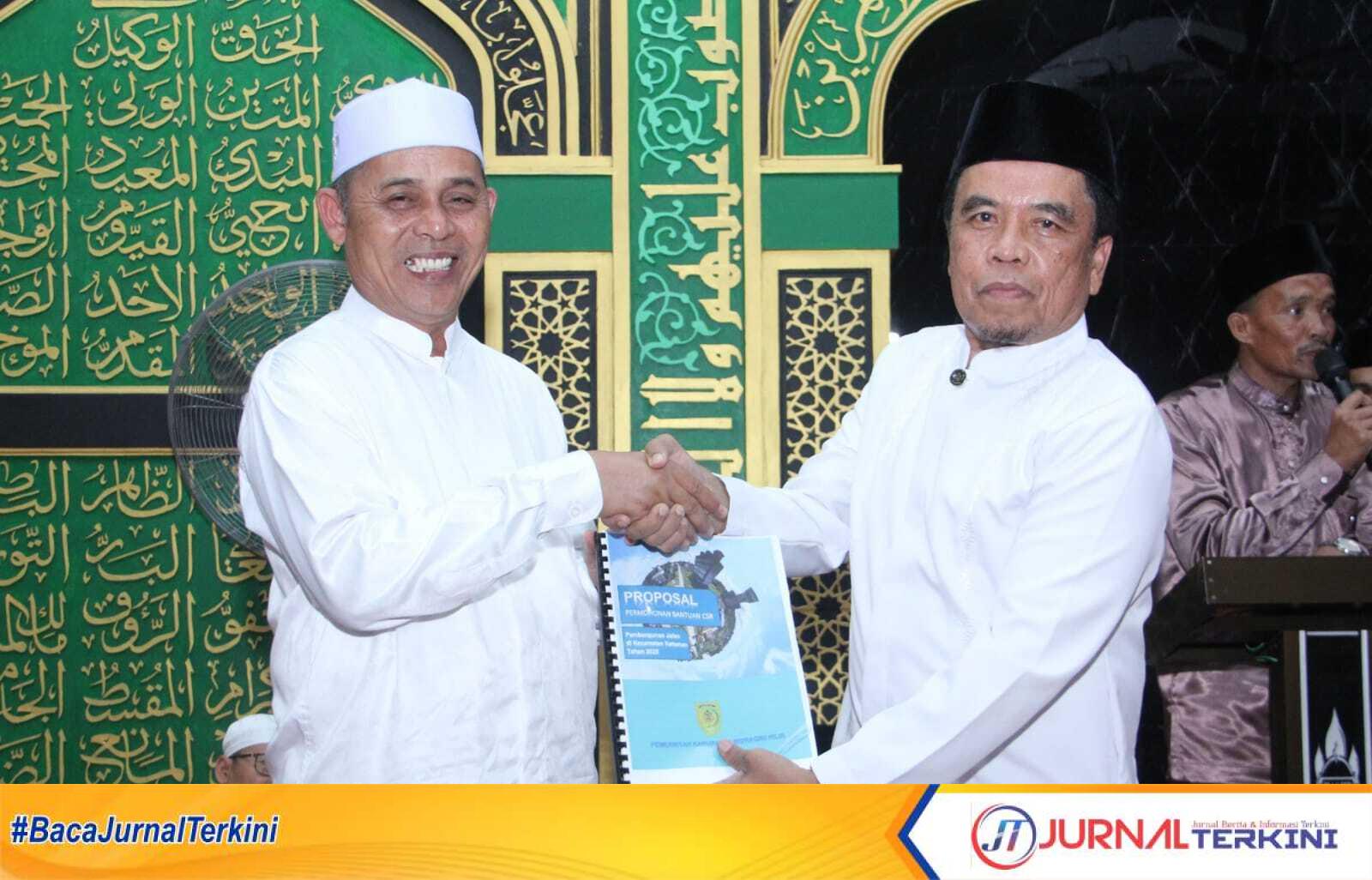 Ket foto: Bupati Inhil, Haji Herman, saat menyerahkan permohonan proposal bantuan CSR untuk pembangunan badan jalan Kecamatan Kateman, Jum'at (5/9/2025).