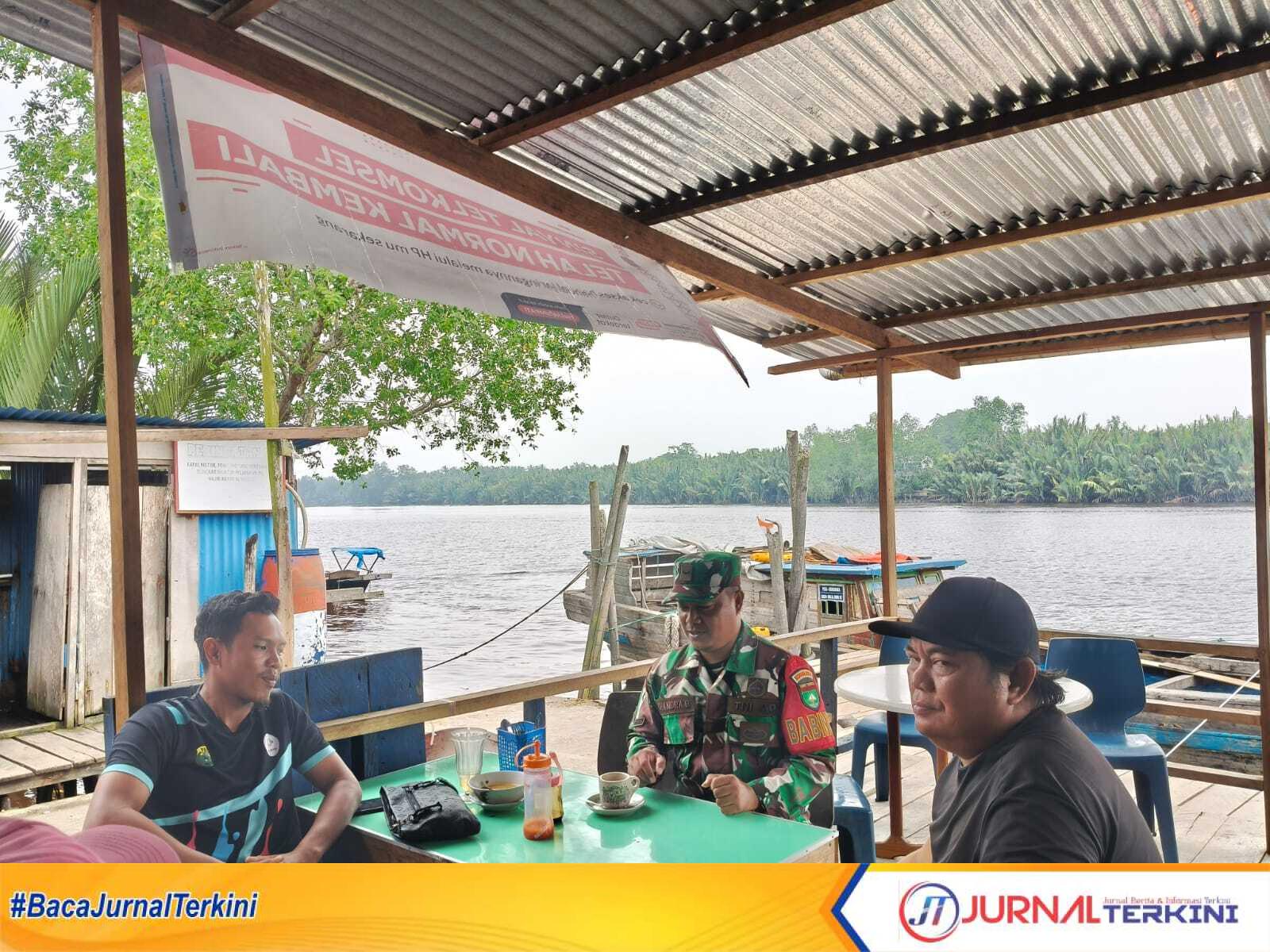 Ket Foto: Anggota Koramil 10/Pelangiran (plg) Serda Candra Bastian saat melaksanakan kegiatan komunikasi sosial bersama warga binaan di salah satu kedai kopi yang ada di kelurahan Pelangiran, Selasa (9/9/2025)