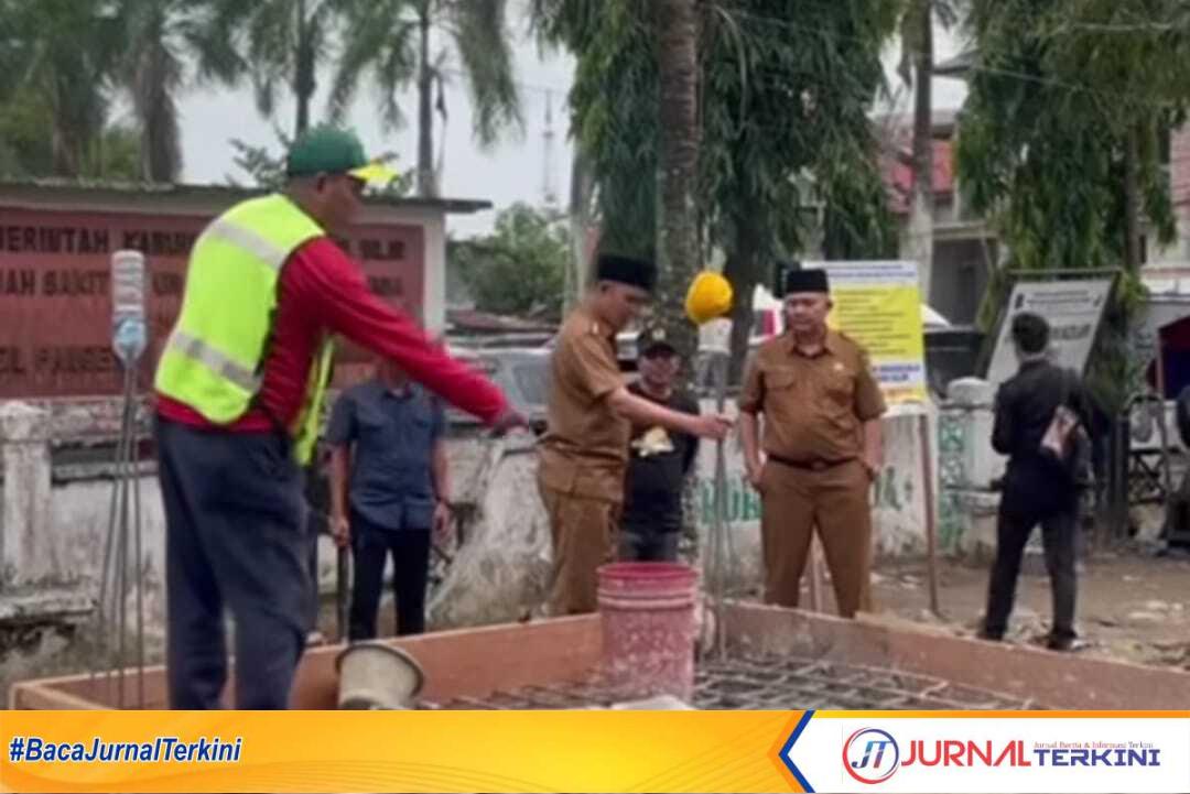 Ket Foto: bupati Inhil H Herman saat meninjau langsung perkejaan Drainase Block Culvert di jalan Pangeran Hidayat Tembilahan, Selasa (9/9/2025)