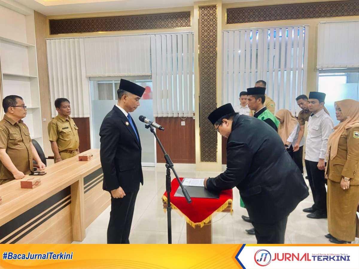 Pemkab Solok Lantik Direktur Perumda Solok Nan Indah. (Foto DiskominfokabSolok).