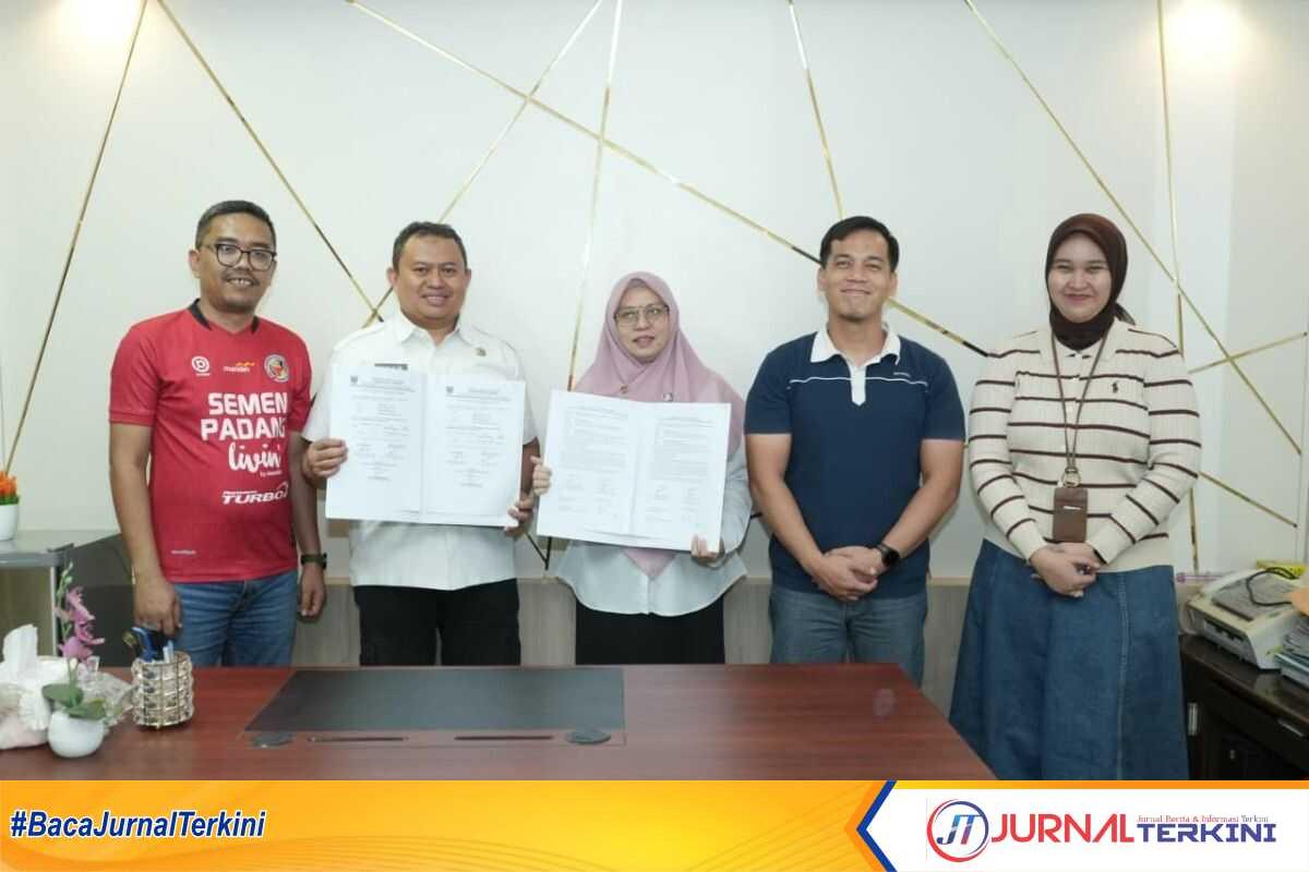 Kegiatan sertijab Kabiro Adpim Setdaprov Sumbar antara Mursalim dengan Pelaksana Tugas (Plt) Kepala Biro Adpim yang baru, Dirse Novera. (Foto Adpim Sumbar).
