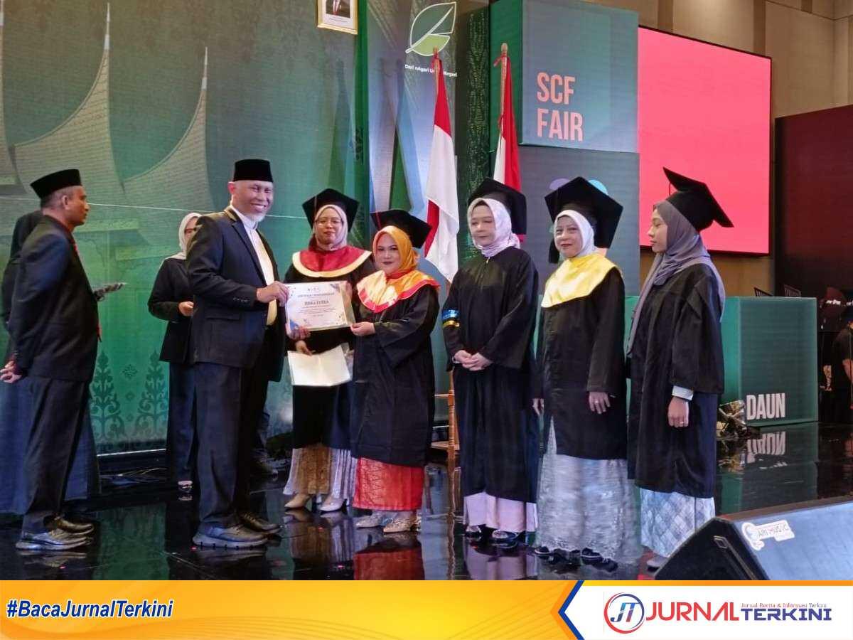 Gubernur Sumbar saat hadiri wisuda PLUZI Academy, Minggu (14/09/2025). (Foto Adpim Sumbar).