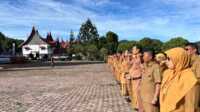 IMG-20250915-WA0065 Sekda Medison saat Pimpin Apel Pagi di lingkup Pemkab Solok. (Foto DiskominfokabSolok).
