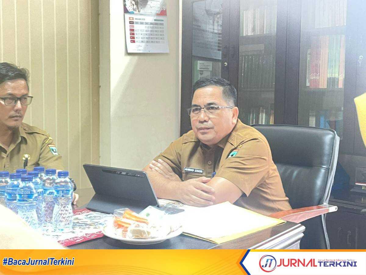 Asisten Pemerintahan dan Kesra Setdaprov Sumbar, Ahmad Zakri di ruang kerjanya, Selasa (16/9/2025). (Foto Adpim Sumbar).
