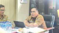Asisten Pemerintahan dan Kesra Setdaprov Sumbar, Ahmad Zakri di ruang kerjanya, Selasa (16/9/2025). (Foto Adpim Sumbar).