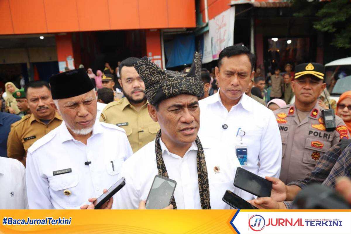 Menteri Pertanian, Andi Amran Sulaiman saat meninjau penyaluran Beras SPHP di Pasar Lubuk Buaya, Padang pada Selasa (16/09/2025). (Foto Adpim Sumbar).