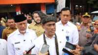 Menteri Pertanian, Andi Amran Sulaiman saat meninjau penyaluran Beras SPHP di Pasar Lubuk Buaya, Padang pada Selasa (16/09/2025). (Foto Adpim Sumbar).