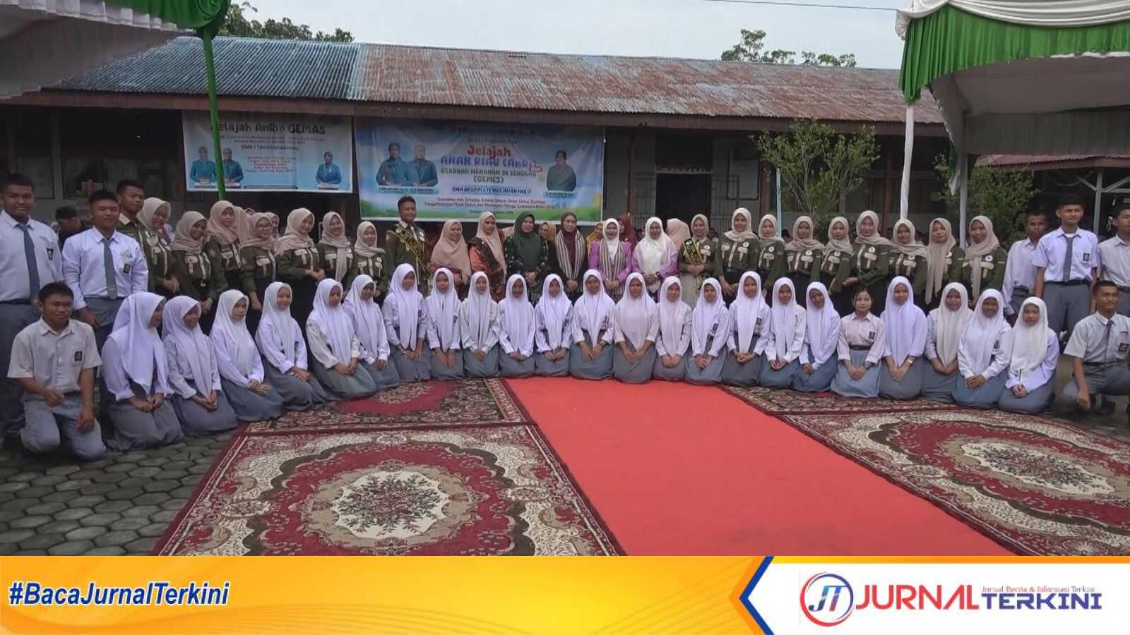 Ket Foto: Ketua Tim Penggerak PKK Provinsi Riau, Henny Sasmita, didampingi Ketua TP-PKK Kabupaten Indragiri Hilir, Katerina Susanti saat berfoto bersama dengan para Guru dan siswa-siswi SMAN 1 Tembilahan Hulu, Selasa (16/9/2025)